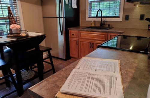 Jonesboro Cabin | Cabin in Southern Illinois - Hot Tub - Romantic Getaway -Shawnee National Forest