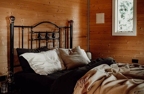Jindabyne Cabin | Cabin in the Snowy Mtns - 5 mins > Jindabyne