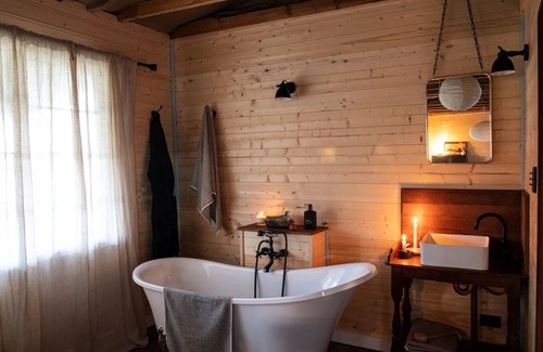 Jindabyne Cabin | Cabin in the Snowy Mtns - 5 mins > Jindabyne