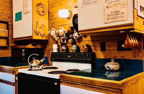 Van Zandt County House | CABIN in Woods, Pet Friendly, Accessible