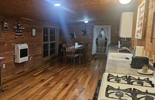 Oak Grove Cabin | Cabin near Branson, Lampe, Top of the Rock, Silver Dollar City & Table Rock Lake