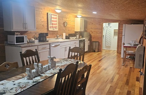 Oak Grove Cabin | Cabin near Branson, Lampe, Top of the Rock, Silver Dollar City & Table Rock Lake