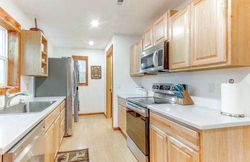 Rogers Cottage | Cabin on Beaver Lake w/Views & Furnished Deck!