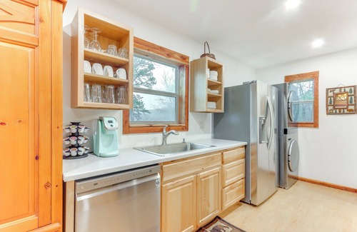 Rogers Cottage | Cabin on Beaver Lake w/Views & Furnished Deck!
