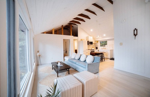 Minden Hills Cabin | Cabin on Lake Davis | Haliburton| Minden Hills | Kawartha Lakes | Hot Tub