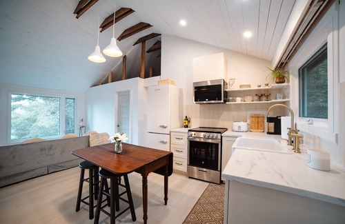 Minden Hills Cabin | Cabin on Lake Davis | Haliburton| Minden Hills | Kawartha Lakes | Hot Tub