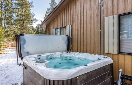 Sisters Cabin | Cabin on large wooded lot with fireplace, washer/dryer, grill, & pool