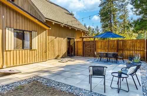Sisters Cabin | Cabin on large wooded lot with fireplace, washer/dryer, grill, & pool