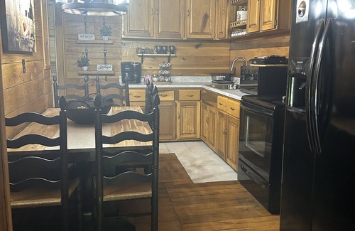 Cane Valley Cabin | Cabin on the Lake Getaway Right off Green River Lake!