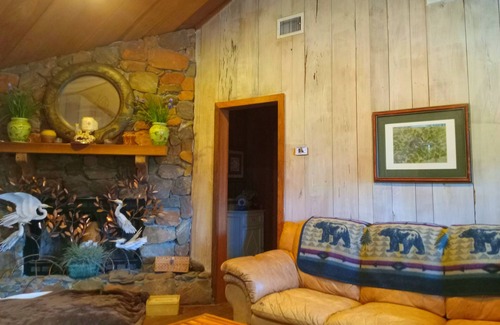 Eastpoint Cabin | cabin retreat has the perfect vibe of the country & minutes from SGi beach