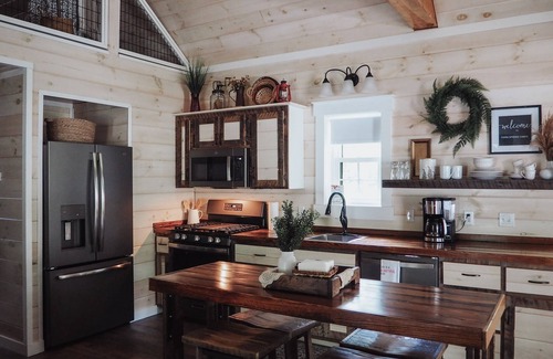 Stone Creek Cabin | Cabin Retreat on quiet back road in Amish Country with hot tub