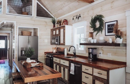Stone Creek Cabin | Cabin Retreat on quiet back road in Amish Country with hot tub