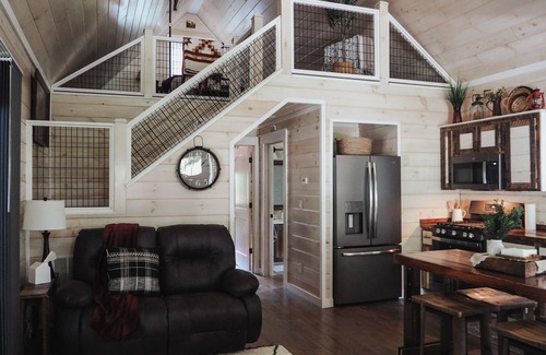 Stone Creek Cabin | Cabin Retreat on quiet back road in Amish Country with hot tub