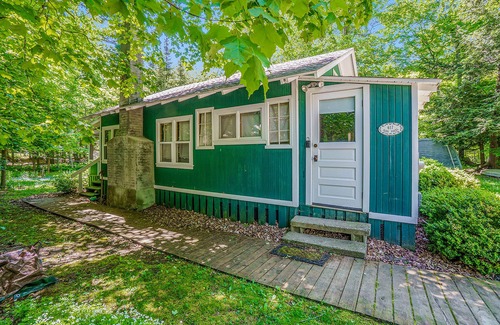 Frankfort Cottage | Cabin-style cottage w/full kitchen, wood-burning fireplace, and full WiFi