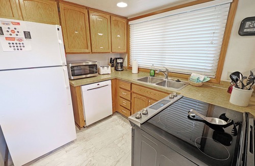 Overlook Park House | Cabin style home with pellet stove, A/C, & private hot tub - Sequoia 14