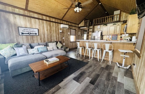 Groveoak Cabin | Cabin Vacation|Pet Dog Friendly|Lake Guntersville | Fully Fenced | Private