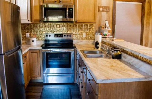 Groveoak Cabin | Cabin Vacation|Pet Dog Friendly|Lake Guntersville | Fully Fenced | Private