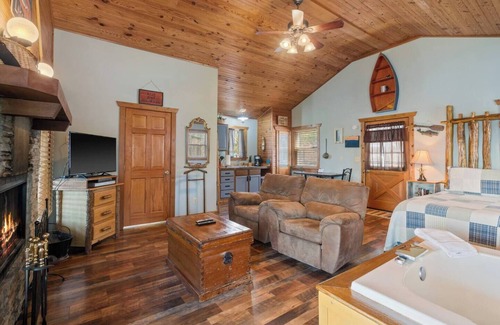 Eureka Springs House | Cabin w/King Bed, Jacuzzi + View