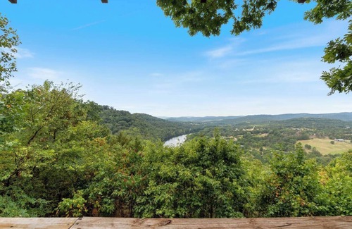 Eureka Springs House | Cabin w/King Bed, Jacuzzi + View