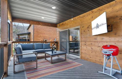 Hollister House | Cabin w Pvt Hot Tub-Outdoor TV-2 Bunk Rooms-Cmty Indoor Pool-Water View-Free Tickets