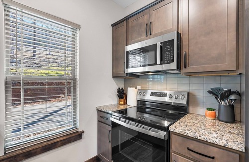 Hollister Cabin | Cabin w Water View-Community In & Outdoor Pools-Pvt Hot Tub-Free Local Attraction Tickets