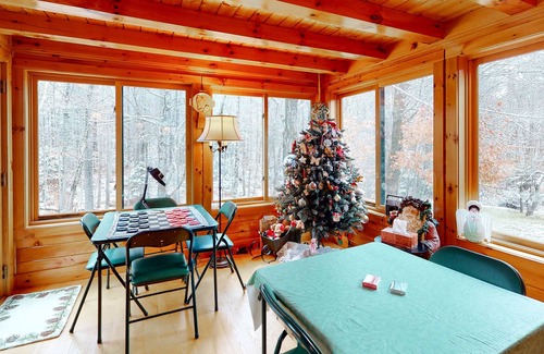 Stratton House | Cabin with gas fireplace, private washer/dryer, central AC, cable & fast WiFi