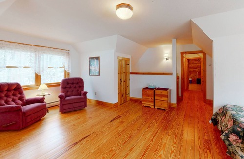Stratton House | Cabin with gas fireplace, private washer/dryer, central AC, cable & fast WiFi