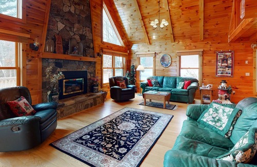 Stratton House | Cabin with gas fireplace, private washer/dryer, central AC, cable & fast WiFi