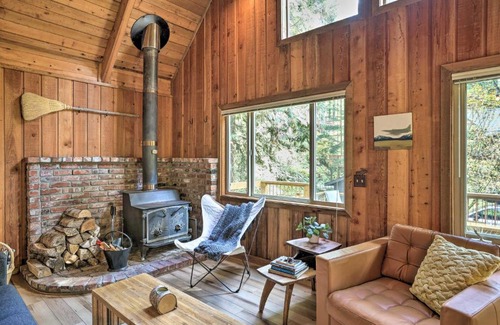 Glacier House | Cabin with Hot Tub about 18 Mi to Mt Baker Ski Area!