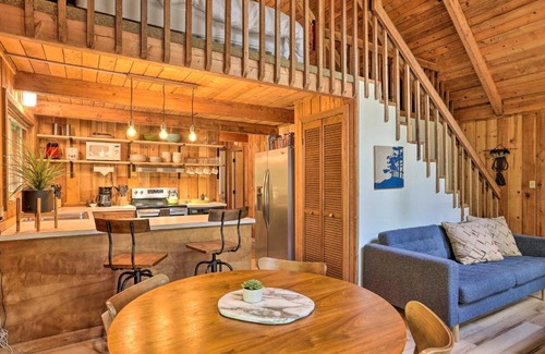 Glacier House | Cabin with Hot Tub about 18 Mi to Mt Baker Ski Area!