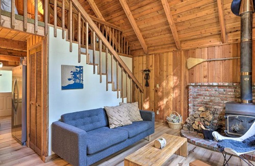 Glacier House | Cabin with Hot Tub about 18 Mi to Mt Baker Ski Area!