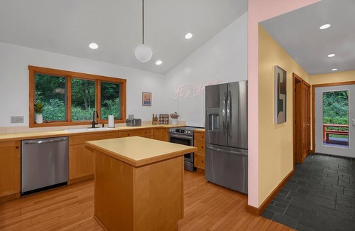 South Bloomingville Cabin | Cabin with private pickleball court and tons of FUN, caves close!