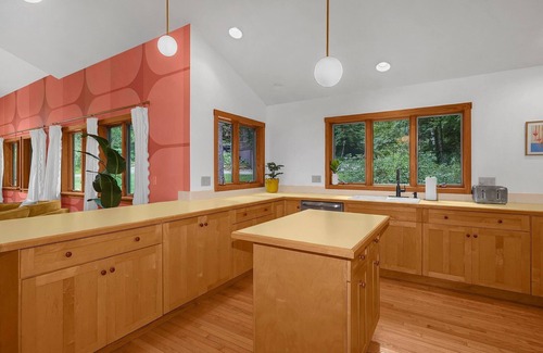 South Bloomingville Cabin | Cabin with private pickleball court and tons of FUN, caves close!