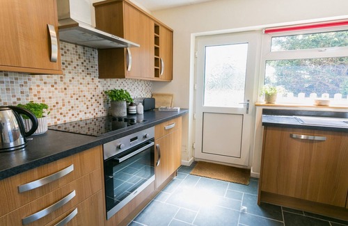 Edern Cottage | Cae Calch - a ground floor bedroom that sleeps 6 guests in 3 bedrooms