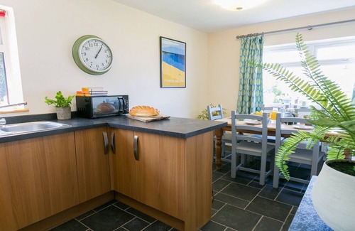 Edern Cottage | Cae Calch - a ground floor bedroom that sleeps 6 guests in 3 bedrooms