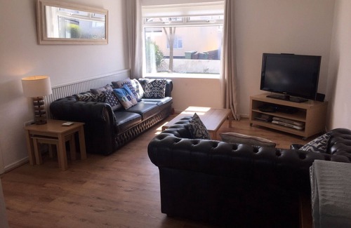 Rhosneigr House | Cae Cloc - Dog friendly house in central location 2 mins walk to beach