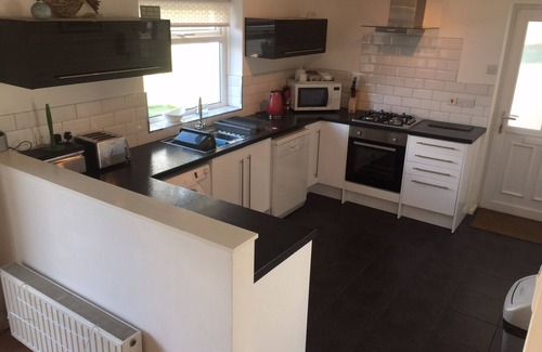 Rhosneigr House | Cae Cloc - Dog friendly house in central location 2 mins walk to beach