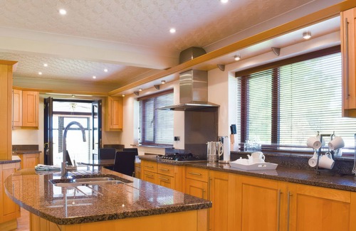 Brynteg Cottage | CAE COCH, pet friendly, with a garden in Benllech