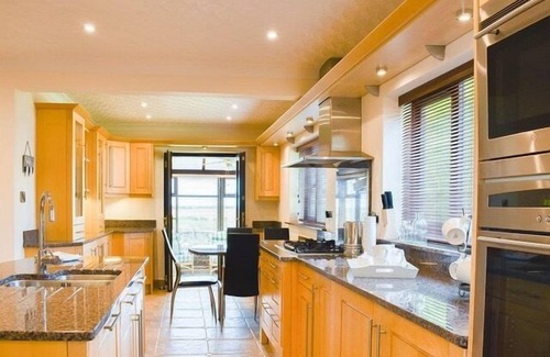 Brynteg Cottage | CAE COCH, pet friendly, with a garden in Benllech