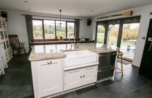 Dwyran House | CAE DU, pet friendly, with hot tub in Niwbwrch (Newborough)