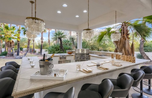 Cactus Acres House | CAESAR'S BLISS: MASSIVE ESTATE WITH ROOFTOP DECK