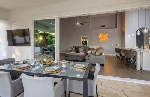 Cactus Acres House | CAESAR'S BLISS: MASSIVE ESTATE WITH ROOFTOP DECK