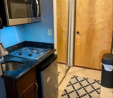 Downtown Cleveland Apartment | Cal King Bed Free Parking By Downtown & Clinic