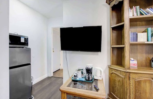 Azusa House | Cal King BR Pet-Friendly/AC/Metro/APU