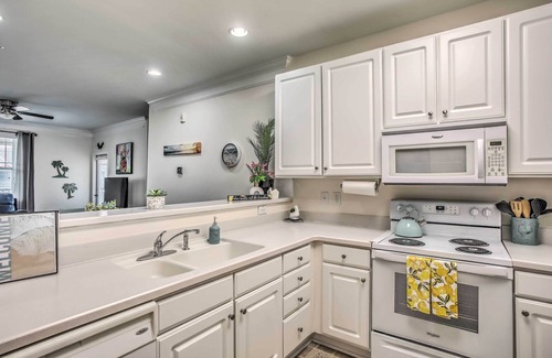 Calabash Condo | Calabash Condo on Golf Course w/Pool & Gym!
