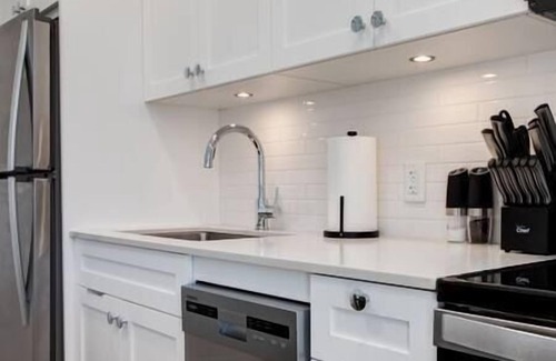 Bridgeland Apartment | Calgary Tower Views | UG Park | Rooftop Patio