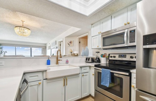 Indian Shores Condo | Cali-Coastal Luxe Oceanfront Condo at Beach Palms