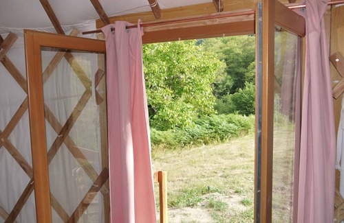 Laprugne Cabin | Calm and cocooning, the Fuschia Yurt