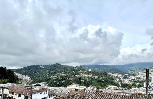 Manizales Apartment | Cama Queen, Vista a las Montañas