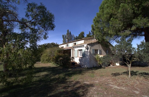 Aigues-Mortes House | Camargue farmhouse 900 meters from the ramparts in the heart of nature. Pets welcome.